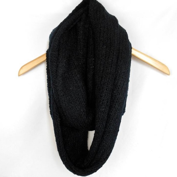 🆕️ Black Infinity Scarf - Picture 4 of 4